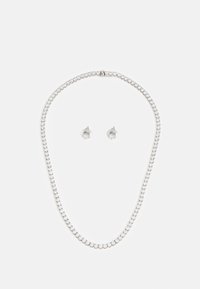 Zilveren juwelenset met een gladde kettinghalsketting met ronde, heldere rhinestones en bijpassende studoorbellen.
