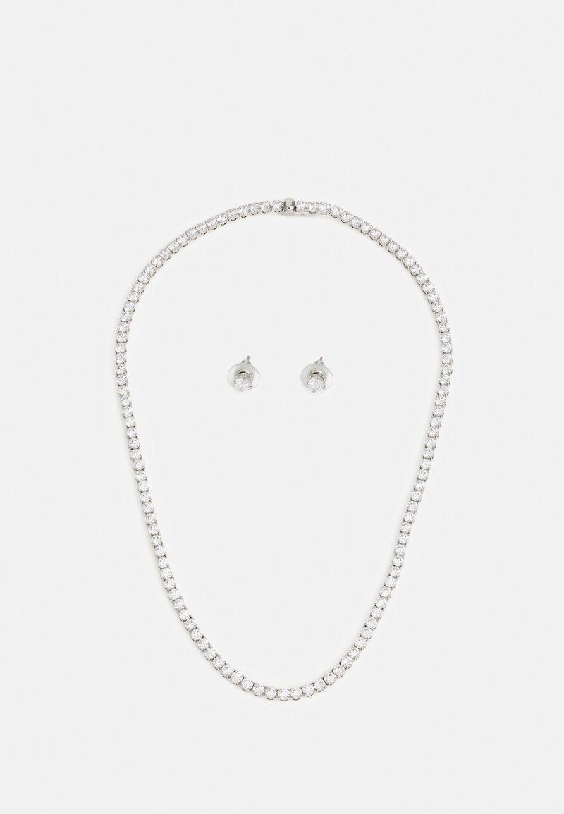 Zilveren juwelenset met een gladde kettinghalsketting met ronde, heldere rhinestones en bijpassende studoorbellen.