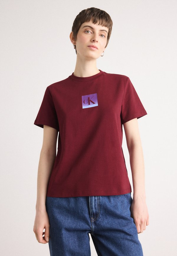 CLASSIC FIT TEE - Print T-shirt - deep rouge