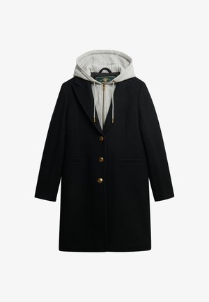 Schwarzer Mantel mit einer grauen Kapuze. Besitzt ein tailliertes Design, Reverskragen, goldene Knöpfe und Fronttaschen.