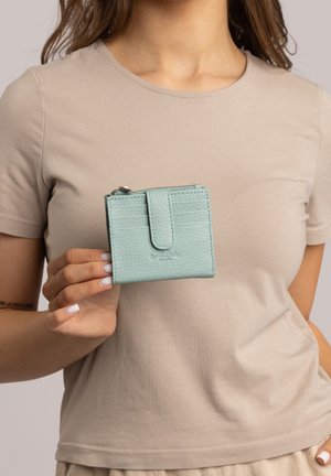 Eine strukturierte mintgrüne Lederbörse mit Druckverschluss, Kartenfächern und einem Reißverschlussfach. Sie hat eine kompakte rechteckige Form.