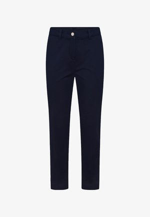 Pantalon bleu marine taille fine avec bouton frontal et passants pour ceinture, coupe chevilles, et détails subtils de coutures.