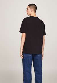 Tommy Jeans SIGNATURE - Basic póló - black
