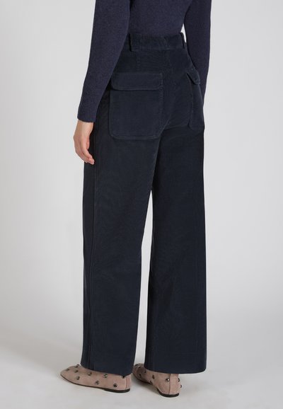 Marine corduroy wijde pijpen met twee achterzakken en een hoge taille. Glad textuur, getailleerde pasvorm en subtiele stikseldetails.