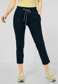 Marina casualbyxor med elastisk midja och justerbar dragsko. Har sidofickor och en kortad bendesign. Strukturerad tyg.