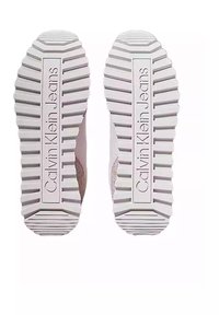 Zapatillas Calvin Klein Jeans con suelas de goma blanca, patrón texturizado, con detalle del logo y acentos en gris claro en los lados.