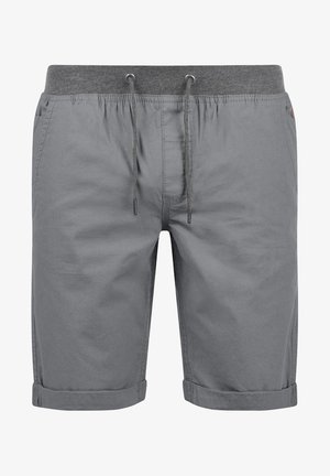 Szürke pamut rövidnadrág húzózsinórral ellátott derékkal, feltekert szegéllyel és minimális varrási részletekkel, sima textúrával és egyszerű dizájnnal.