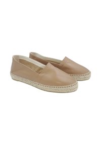 Espadrilles de cuero marrón con punta redonda, paneles laterales elásticos y suela de yute trenzado, que presentan una textura suave y un diseño minimalista.