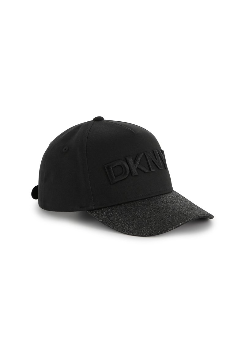 Gorra negra con una tela mate, con el logo de DKNW en relieve. La visera tiene un acabado texturizado y brillante. Correa ajustable en la parte posterior.