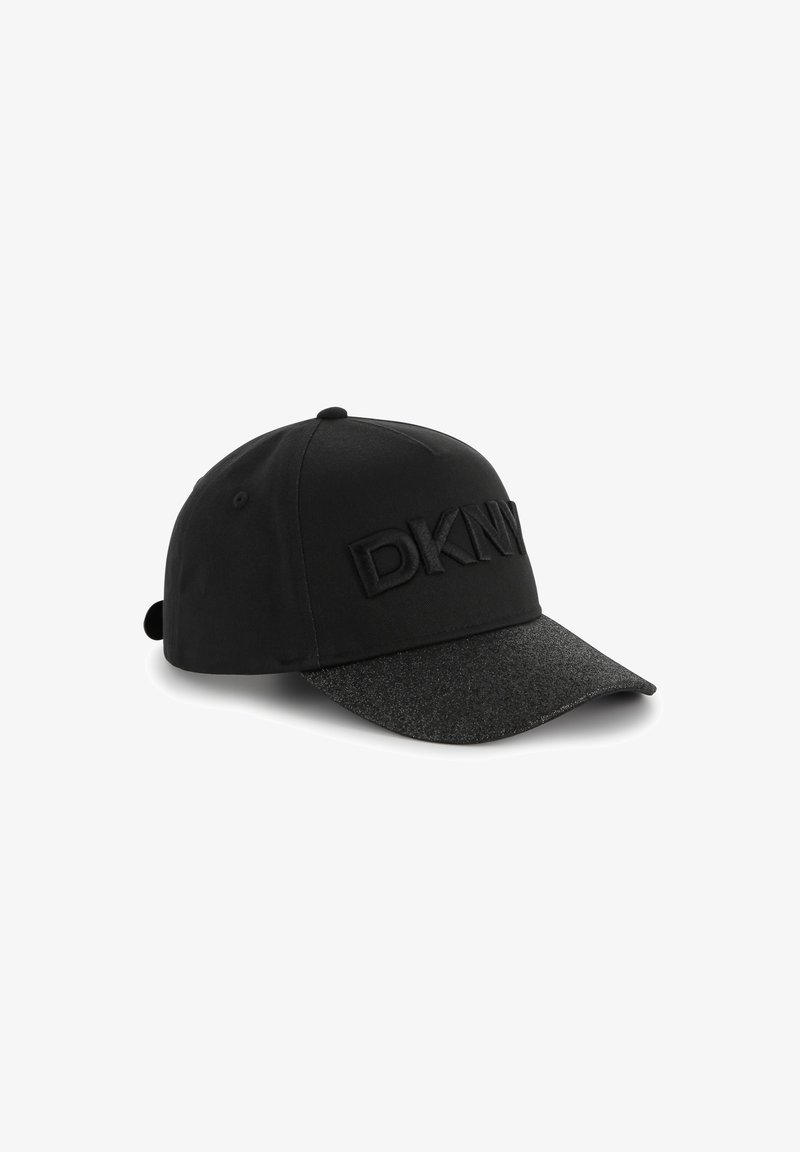 Gorra negra con una tela mate, con el logo de DKNW en relieve. La visera tiene un acabado texturizado y brillante. Correa ajustable en la parte posterior.