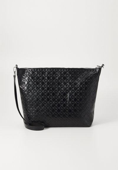 Borsa in pelle nera con un motivo circolare impresso, chiusura con zip e tracolla rimovibile. Texture liscia con una forma strutturata.