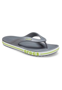Sandale tongs Crocs grise avec lettrage du logo vert sur le côté, semelle intérieure texturée et bride entre les orteils.