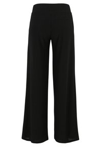 Zwarte wijde broek met een rekbare tailleband, voorzien van twee achterzakken en een gladde stoftextuur.