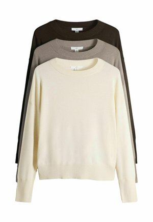 Drei Rundhalsausschnitt-Pullover in Creme, Hellbraun und Dunkelbraun, geschichtet angeordnet, mit Vorder- und Kragenausschnitt-Details.