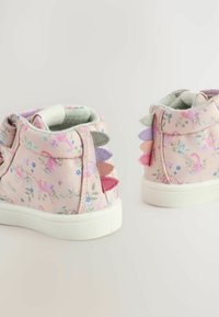 Lyserøde stof høje sneakers med blomsterprint, teksturerede sidepaneler og farverige rygsøjler i lyslilla, pink og grønne nuancer.