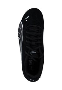 Sneaker in suede nero con lacci neri, logo bianco e strisce laterali bianche. Caratterizzato da una punta arrotondata e tessuto testurizzato per una maggiore aderenza.