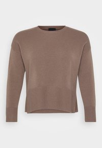 Brun genser laget av ribbestrikket stoff, med rund hals, lange ermer og en trinnet kant med avslappet passform.