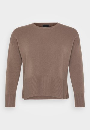 Brown sweater made of ribbed knit fabric, featuring a crew neck, long sleeves, and a stepped hem with a relaxed fit.
