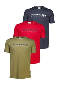 Tres camisetas de manga corta en verde oliva, rojo y azul marino. Cada una presenta un estampado horizontal de "COPENHAGUE" en la parte delantera. Material de algodón.