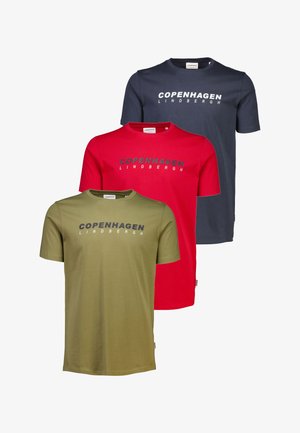 Tre t-shirt a maniche corte in verde oliva, rosso e blu navy. Ognuna presenta una stampa orizzontale "COPENAGHEN" sul davanti. Materiale in cotone.