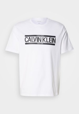 Bílá bavlněná tričko s kulatým výstřihem, na přední straně s černým grafickým potiskem "CALVIN KLEIN" a "NEW YORK".