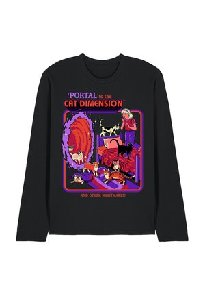 Mädchen beobachtet Katzen, die aus einem leuchtenden lila-roten Portal auf ein Bett und den Boden treten, mit dem Text "Portal zur Katzendimension und anderen Albträumen!"