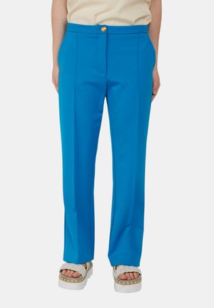 Pantaloni su misura di un brillante blu con una texture liscia, pieghe, chiusura a bottone dorato e silhouette a gamba dritta. Adatti per un abbigliamento casual o formale.