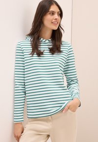 Sudadera con mangas largas de rayas horizontales en color verde azulado y blanco, hecha de tela ligera. Cuenta con un dobladillo redondeado y un bolsillo tipo canguro.
