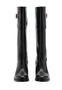 Svarta läderknähöga stövlar med en slät textur, rund tå, slank siluett och en liten guldaccessoar på sidan.