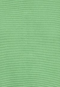 Gros plan d'un tissu tricoté texturé vert clair avec un motif côtelé horizontal répété.