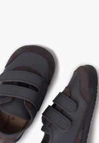 Scarpe per bambini grigie in pelle e camoscio, con due fascette in velcro, punta arrotondata, suola testurizzata e design bicolore.