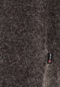 Dunkelgrauer strukturierter Stoff mit einem kleinen schwarzen Etikett, das in Rot und Weiß das Branding "CG CLUB of GENTS" auf der unteren rechten Seite zeigt.