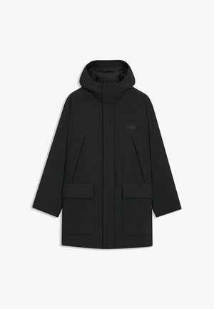 Sort puffet jakke med hætte, med lynlåslukning, store forlommer og et diskret logo på brystet. Glat, letvægtsstof.