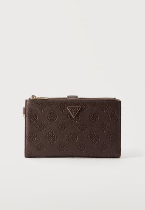 Σκούρο καφέ πορτοφόλι Guess με ανάγλυφα λογότυπα και χρυσή τριγωνική πλακέτα λογοτύπου Guess USA μπροστά, σε απλό φόντο.