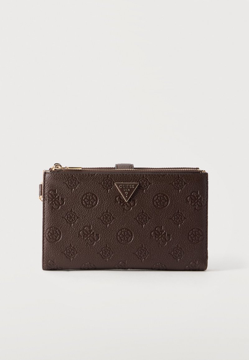 Portefeuille Guess marron foncé avec logos en relief et plaque triangulaire dorée avec le logo Guess USA à l'avant, sur un fond uni.