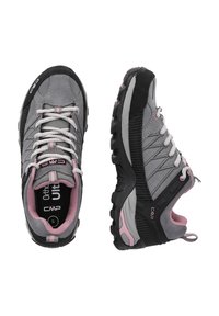 Vaelluskengät harmaana vaaleanpunaisilla yksityiskohdilla; mokkaa ja verkkomateriaalia yläosassa, kumipohja, vahvistettu varvasosa ja kevyt muotoilu ketteryyttä varten.