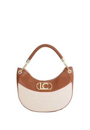 Bolso pequeño en forma de media luna con cuerpo de tela beige, ribete de cuero marrón, asa trenzada y detalles de logo y cadena en tono dorado.