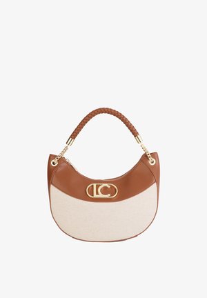 Bolso pequeño en forma de media luna con cuerpo de tela beige, ribete de cuero marrón, asa trenzada y detalles de logo y cadena en tono dorado.