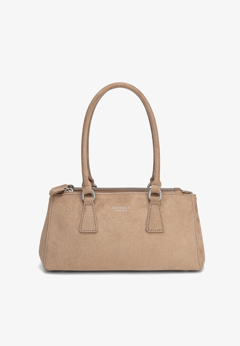 Sac à main rectangulaire en daim beige avec deux poignées arrondies, fermeture éclair argentée et logo de la marque discret au centre avant.