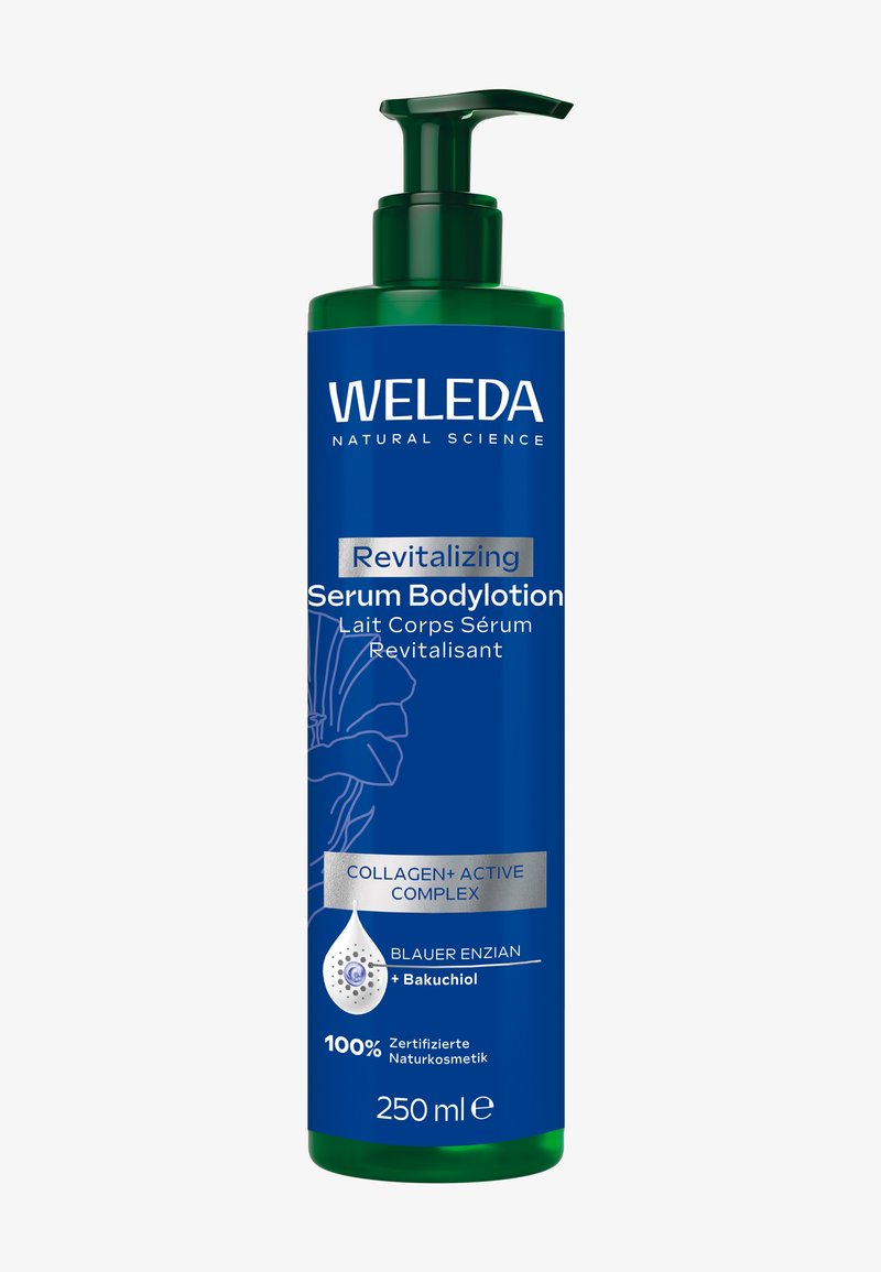 Grön plastflaska med pump, med en blå etikett. Texten säger "Revitaliserande Serum Bodylotion," med en blommig design och detaljer.