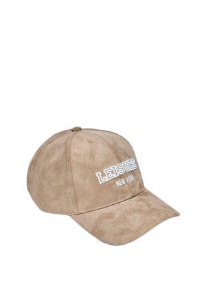 Jasnobrązowa zamszowa czapka bejsbolowa z wyhaftowanym białym napisem "LEISURE" i "NEW YORK" na przednim panelu.