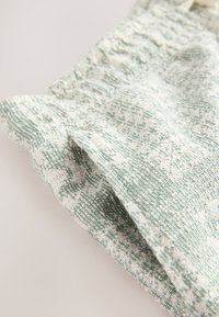 REGULAR FIT - TEXTURED GEOMETRIC PATTERN - Kratke hlače - sage green