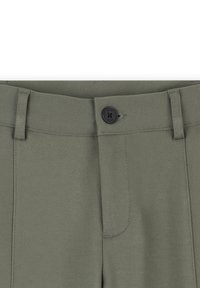 Close-up van de tailleband van olijfgroene broek met riemlussen, knoopsluiting aan de voorkant en zichtbare stikseldetails.