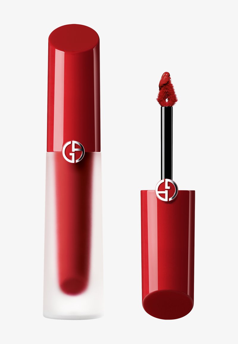 Punainen nestemäinen huulipuna kiiltävässä punaisessa putkessa, jossa on läpinäkyvä pohja. Mukana musta applikaattori, jossa on pehmeä kärki. Sisältää hopea logon.