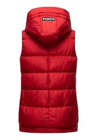Gilet doudoune rouge avec capuche, présentant des sections matelassées, une texture lisse et une étiquette logo au niveau du cou. Pas d'ouvertures ni de poches visibles à l'avant.