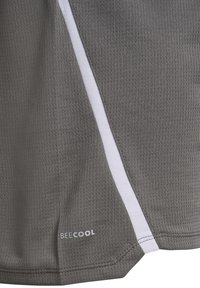 Grijze sportieve shorts van textuurstof met ademende eigenschappen, voorzien van een witte zijstreep en een "BEECOOL"-logo dicht bij de zoom.