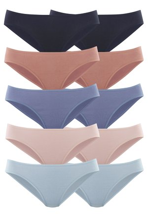Negen paar damesondergoed gerangschikt in drie rijen. Kleuren zijn onder andere donker marineblauw, perzik, lavendel, stofroze en lichtblauw. Glad materiaal.