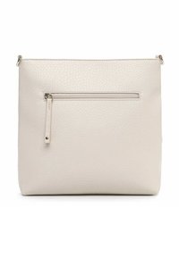 Beżowa skórzana torba o teksturowanej powierzchni, z zamykaną na zamek kieszenią z przodu, srebrnymi elementami i prostym, prostokątnym kształtem.