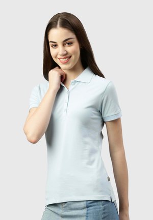 Polo shirt azzurro chiaro con colletto e maniche corte, dotato di bottoni e spacchi laterali per un comfort ottimale.