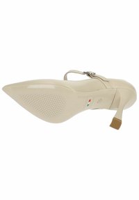 Beige High Heels Sandale mit spitzer Schuhspitze, verstellbarem Riemen und dekorativer Schnalle. Glattes Obermaterial und strukturierte Gummisohle.